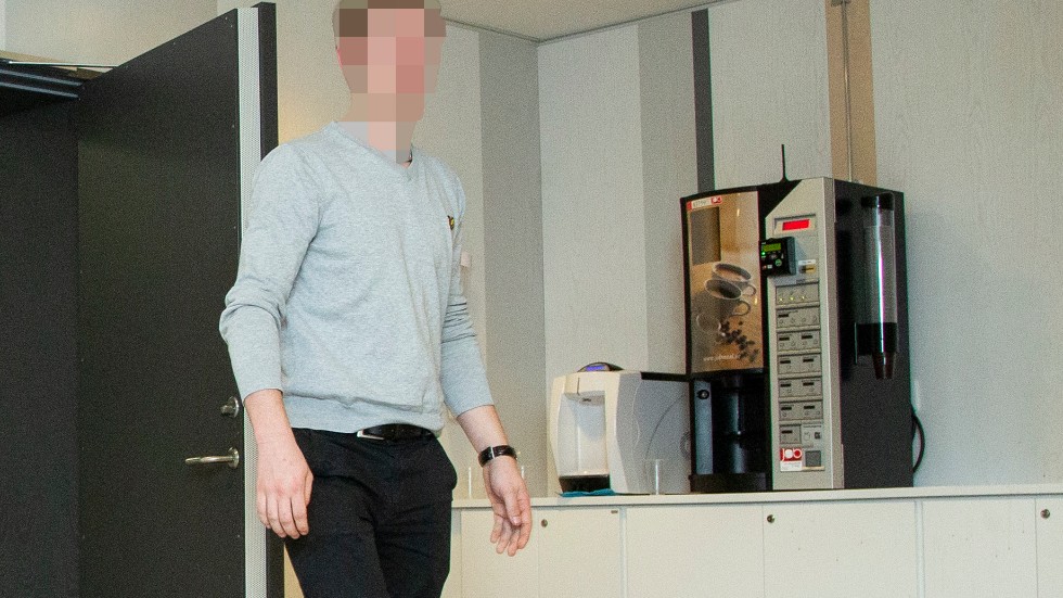 Lägenhetsinnehavaren, som 23-åringen är åtalad för misshandel av, vittnade under onsdagen.