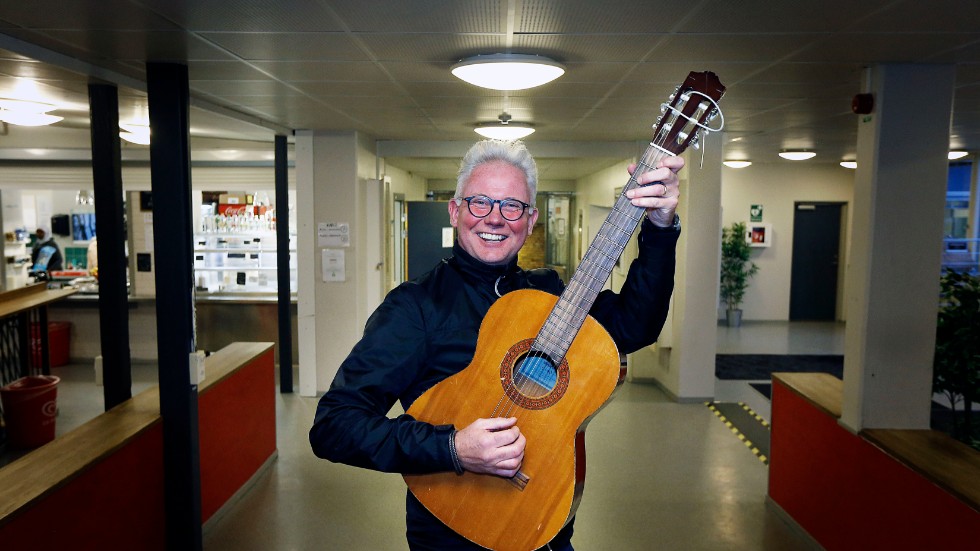 Peter Edlund har underhållandet i generna och han mår helt enkelt bra av att stå på scen och sprida musikalisk glädje till publiken som lyssnar eller dansar runt granen. 