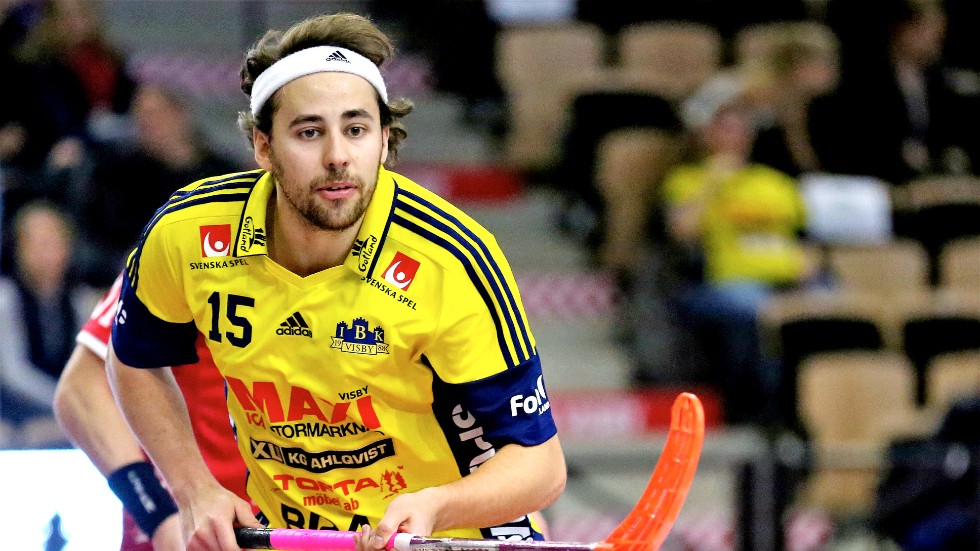Wilmer Viinamäki fick rött kort efter ett tumult framför egna avbytarbåset. "Om han fick en hand i ansiktet så ver det inte min".
