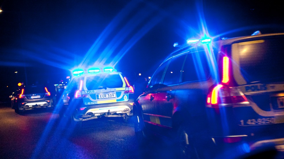 Pojke rånades av tre personer utomhus.