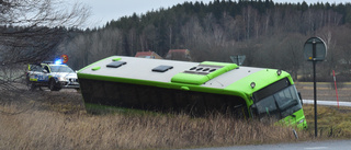 Landsortsbuss i diket på länsväg 223