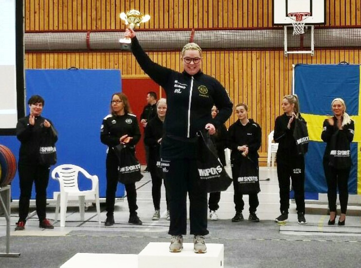Josefin Nilsson, från Bredsel, vann SM-guld i utrustad bänkpress. "En glad överraskning", säger hon.