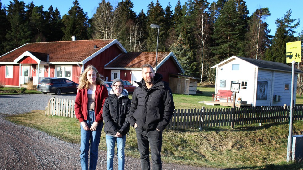 Frida, Ture och Filip Leo (mamma Liselotte var på jobbet när bilden togs) drabbades när Östgötatrafiken sommaren 2017 drog in busslinje 509.