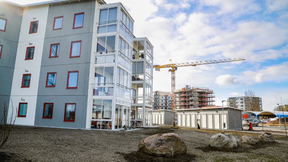 Gotlandshem har målet att bygga 500 nya bostäder innan utgången av 2023. Ett sätt att säkra säkra eget kapital kan vara att avyttra äldre hyresrätter, eller att bygga bostadsrätter och sälja.