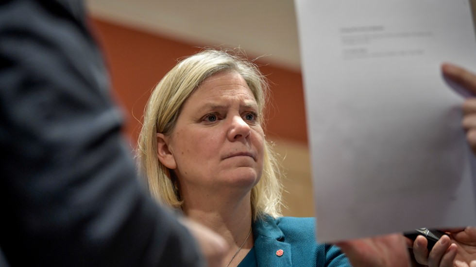 Finansminister Magdalena Andersson vill inte veta av sina samarbetspartiers "tönterier".