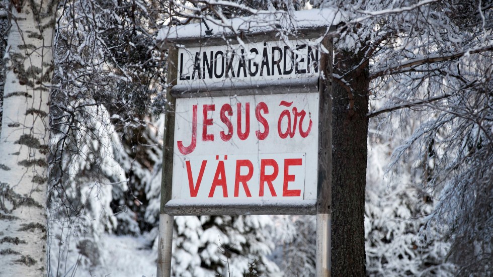 Någon har bemödat sig att täcka över ordet herre med en skylt där det står värre.