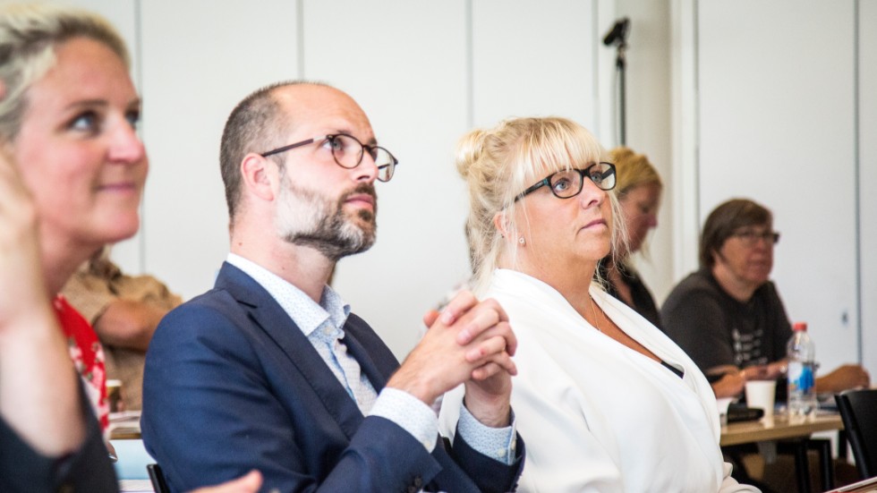 Socialdemokraterna på Gotland vill att de 42 miljoner av välfärdsmiljarderna som tillfaller Gotland ska gå till välfärden. På bilden syns från vänster Hanna Westerén, Filip Reinhag och Meit Fohlin.
