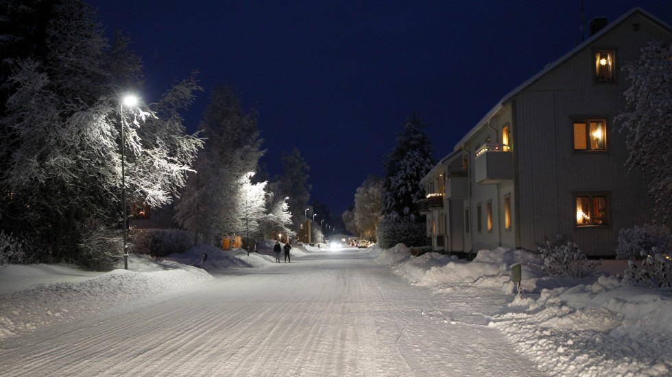 Björkgatan är kantad av villor och flerbostadshus. Den breda vägen gör att boende drabbas mer än andra av buskörning. Men det kommer att ändras när vägen byggs om.
