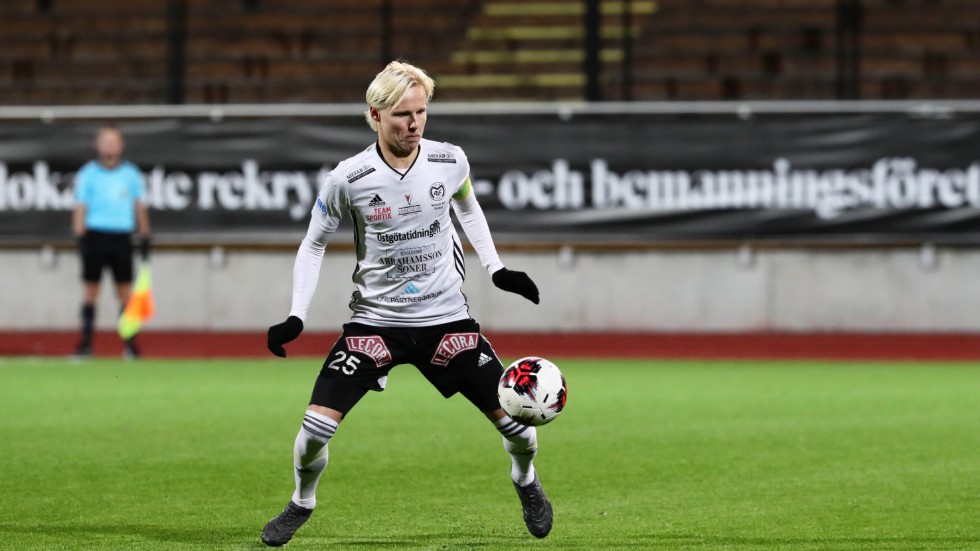 På torsdagskvällen skrev lagkaptenen Simon Karlsson på ett nytt kontrakt med Motala AIF. Han gör sin åttonde A-lagssäsong i söderettan 2020.