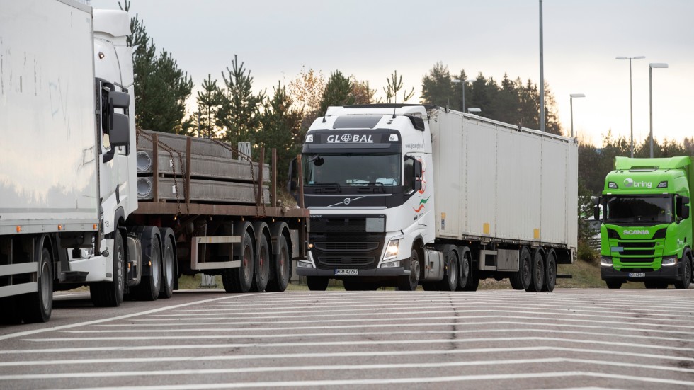 I och med de nya EU-reglerna kommer svenska kollektivavtal att gälla i Sverige, vilket är avgörande för att motverka lönedumpning inom transportsektorn.