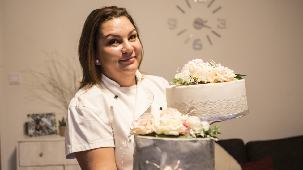 Konditor Zsuzsanna Deák ska tävla i bagar-OS i Stuttgart i februari. Just dessa tårtor är konstgjorda, men skulle lika gärna kunna vara skapade av grädde och marsipan.
