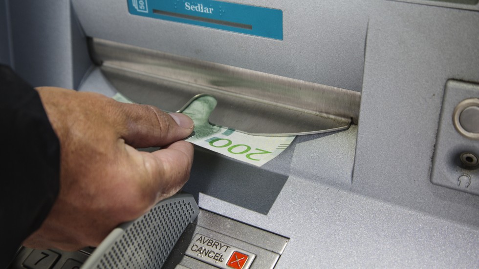 Mannen tog ut pengar vid bankomaten, men de kunde hann behålla för sig själv efter det rådiga ingripande.
