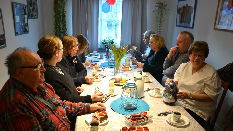 Ett 20-årsjubileum måste firas ordentligt. I det här fallet blir det kaffe och jordgubbstårta dagen till ära.