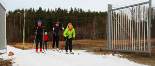 Här åker de skidor - mitt i gröna vintern