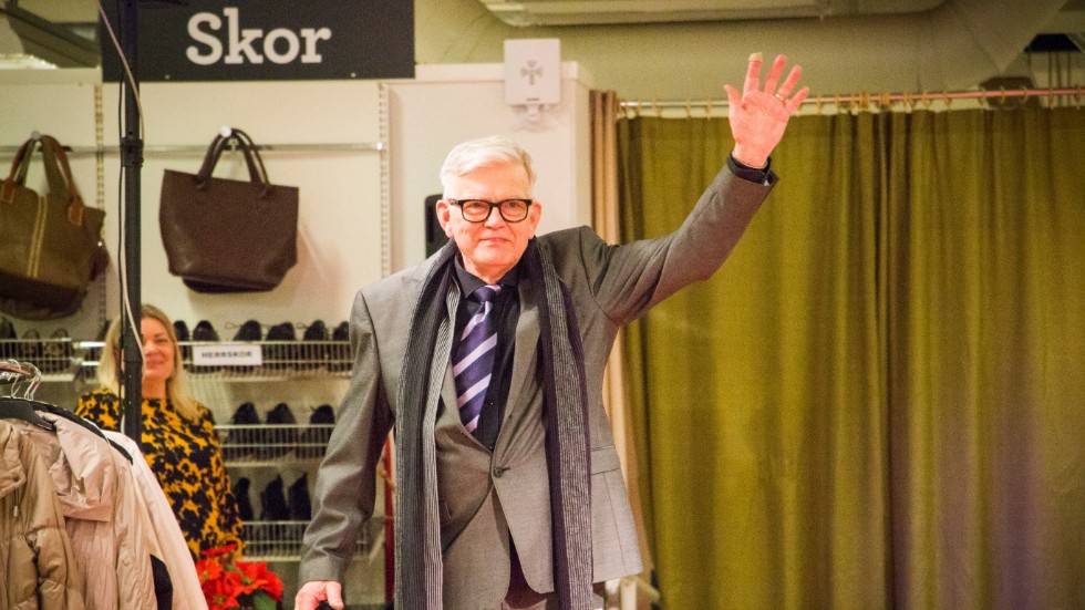 79-årige Kåge Berggren möttes av applåder när han äntrade röda mattan. 