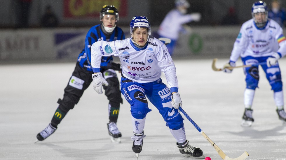 Fredrik Lönn skrinnar ifrån sin bevakare. Lönn åkte kopiöst mycket skridsko mot Studenterna.