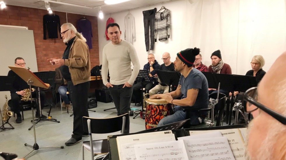 Hunermend Dilyar (i ljus stickad tröja) under Mångfaldsfestivalens repetition. Här även med Dogge Doggelito och Graham Foundation Orchestra. 