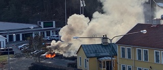 Bil i lågor på Coops parkering