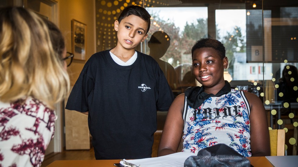 Abdus Tas och Idriss Kamara intervjuar Filippa Markov som  är bibliotekarie i Gottsunda. 