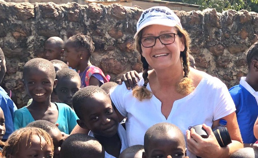 Judith Mckenzie är i Gambia för att jobba ideellt. Nu kommer hon inte hem efter avslutat arbete på grund av coronavirusets spridning. 