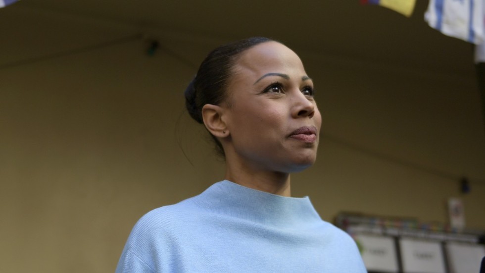 Alice Bah Kuhnke (MP) föreslog 2018 en sänkning av åldersgränsen för könsbyte, trots knapphändigt underlag.