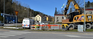 Slukhål öppnade sig i marken - bärgningsbil körde fast