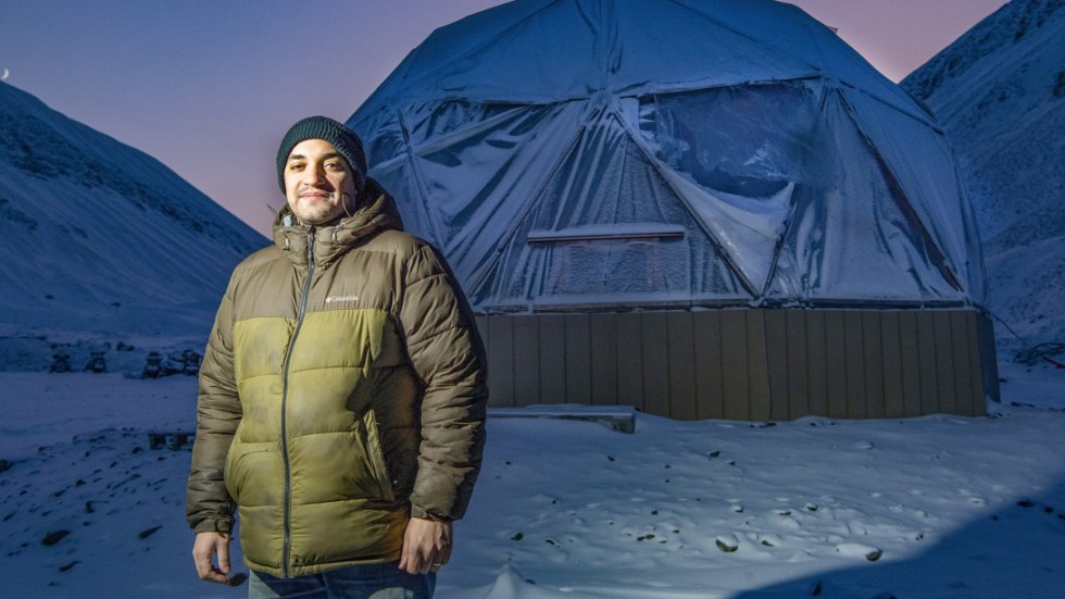 Amerikanen Benjamin Vidmar flyttade till Svalbard för att jobba som kock. Numera försöker han också närodla grönsaker för att göra tillvaron i Longyearbyen mer hållbar. På sommaren odlar Benjamin Vidmar grönsaker i ett kupolformat växthus.