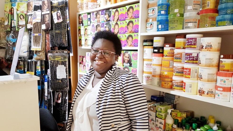 "Det kändes tveksamt att öppna butiken i dessa coronatider", säger Evelyn Nyiranziza.