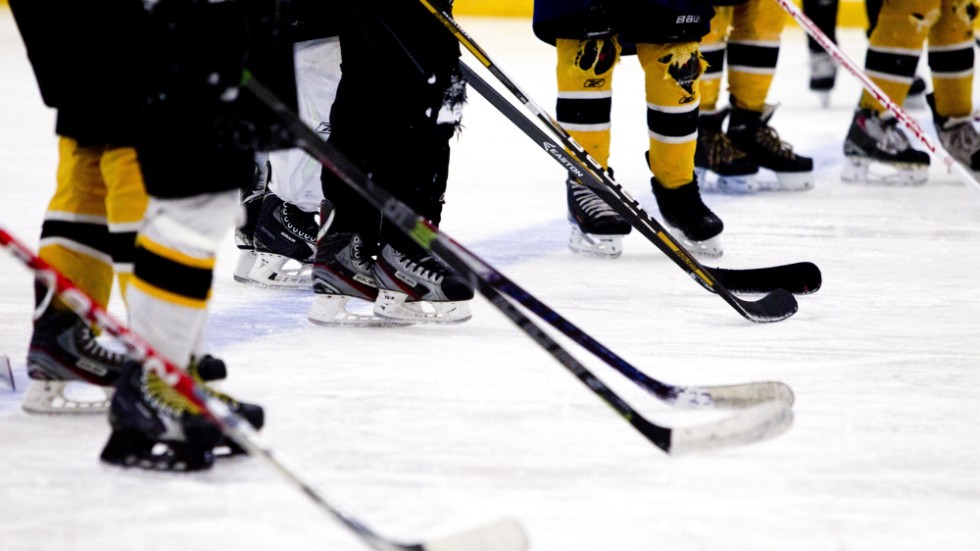 Vi i styrelsen och våra medlemmar vill spela hockey och inget annat, men det här skapar nu frågor, skriver debattörerna.