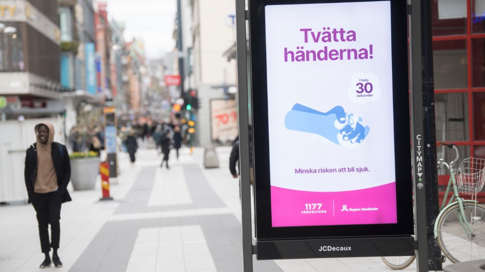 Coronainformation på Drottninggatan i Stockholm. Många av fallen med coronasmitta på äldreboenden rör Stockholmsregionen. Arkivbild.