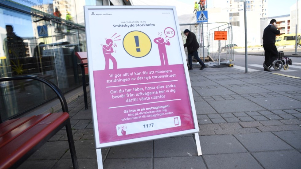 Över 60 anmälningar om coronarelaterade arbetsmiljöproblem har kommit in till Arbetsmiljöverket. Här informerar en skylt utanför Södersjukhuset i Stockholm personer som hostar att de inte ska gå in. Arkivbild.