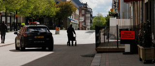 Trottoaren blockeras av uteservering