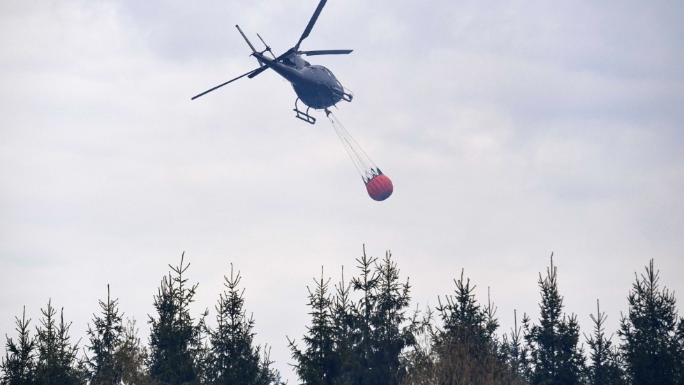 Två helikoptrar från MSB har kallats in för att bekämpa en skogsbrand mellan Orsa och Rättvik.