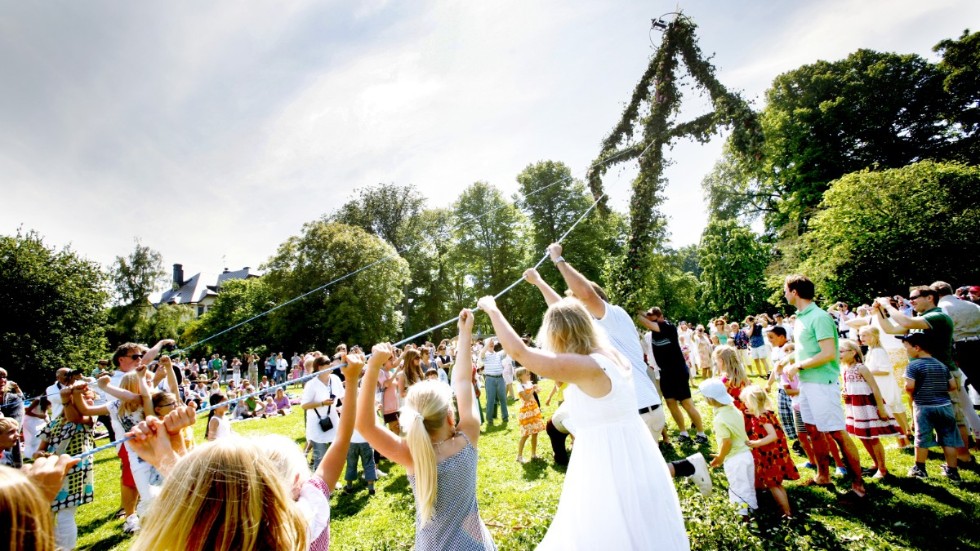 Hur firar du midsommar? Med dans kring stången? Då lär du inte vara ensam.