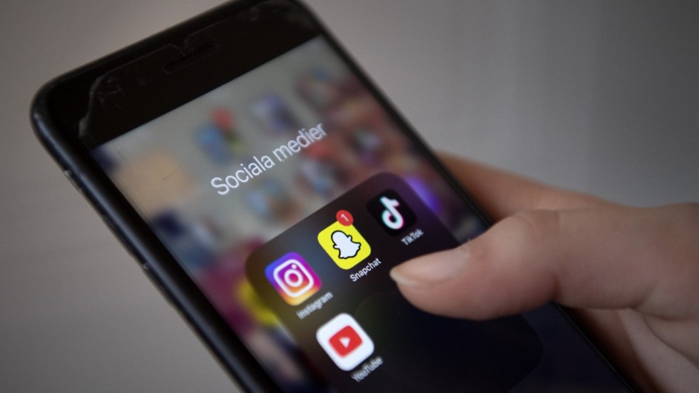 En pojke trodde han skulle hånas på sociala medier och slog därför en elev som filmade honom. Nu döms han för misshandel.