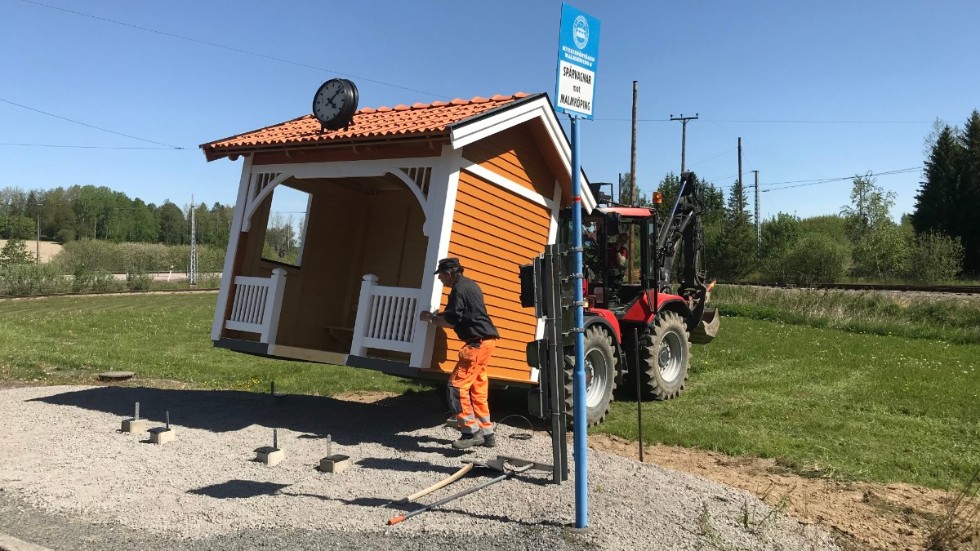 Tommy Andersson och Johnny Olsson från LC:s Mark AB lyfte väntkuren på plats. 