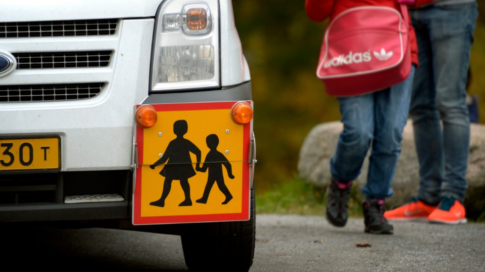 Tierps kommun säger nej till skolskjuts med taxi när flickan hon bor sin mormor. Förvaltningsrätten menar att kommunen varit otydlig när man fattat beslutet och säger att en ny utredning ska göras.