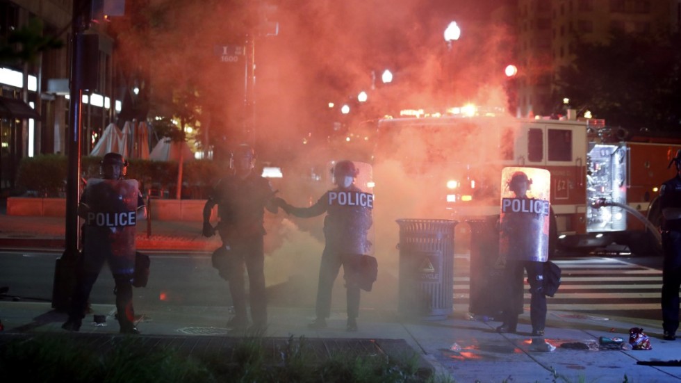 Kravallutrustad polis och demonstranter på gatorna i Washington DC häromkvällen.