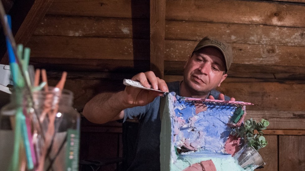 I ateljén arbetar Waseem Alsaeid i mängder av olika material. 