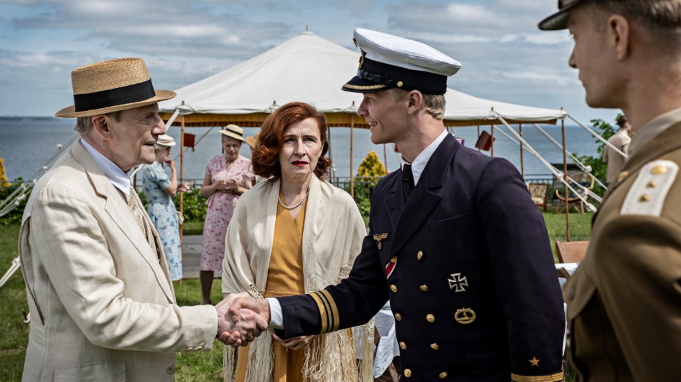 Familjen Skov står i centrum för "De förbannade åren", med Jesper Christensen som fabrikör Skov och Bodil Jørgensen som hans fru. Pressbild.