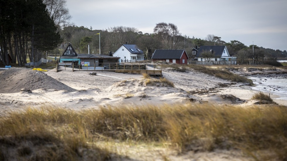 På bildens syns det gamla korsvirkeshuset som nu rivits för att ge plats åt en ny strandrestaurang.