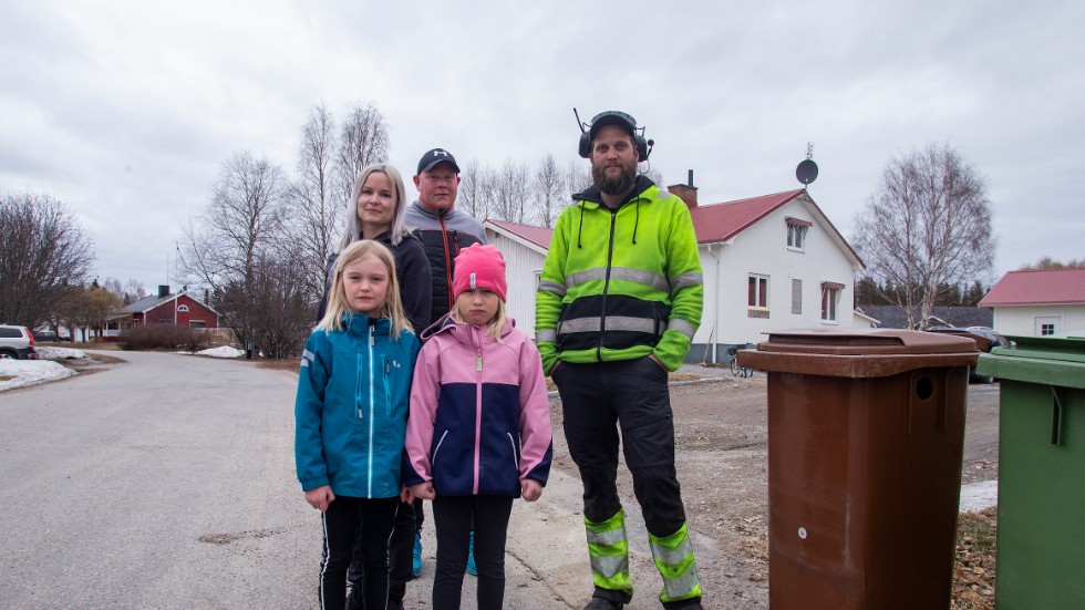 Emma Larsson med dottern Minnah Jonsson och kompisen Emilia Westbom tillsammans med grannarna Mikael Lundgren och Fredrik Persson. De är less på råttorna och hoppas att kommunen nu ska lösa problemet.