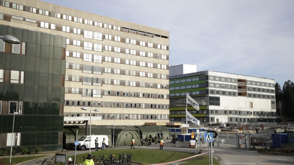 Östra sjukhuset i Göteborg, just nu med ett fältsjukhus utanför, får kritik efter ett självmord på en psykiatrisk avdelning 2017.