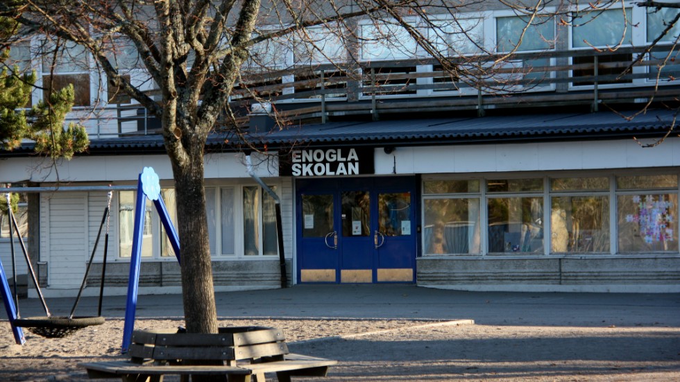 Kommunens politiska ledning förhalar ett nytt skolbygge medan Enöglaskolan är utdömd, skriver insändarskribenten.
