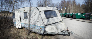 Dumpad husvagn vid återvinningsstation