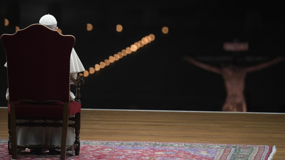 En ensam påve Franciskus på långfredagen.