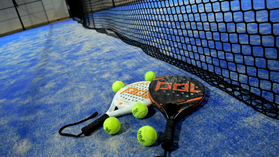 Hyr-racketarna torkas av med desinfektionsmedel mellan matcherna i landets padelhallar. Arkivbild.