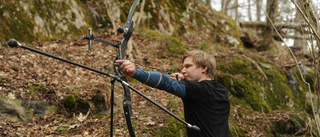 Jonatan laddar om ute i skogen