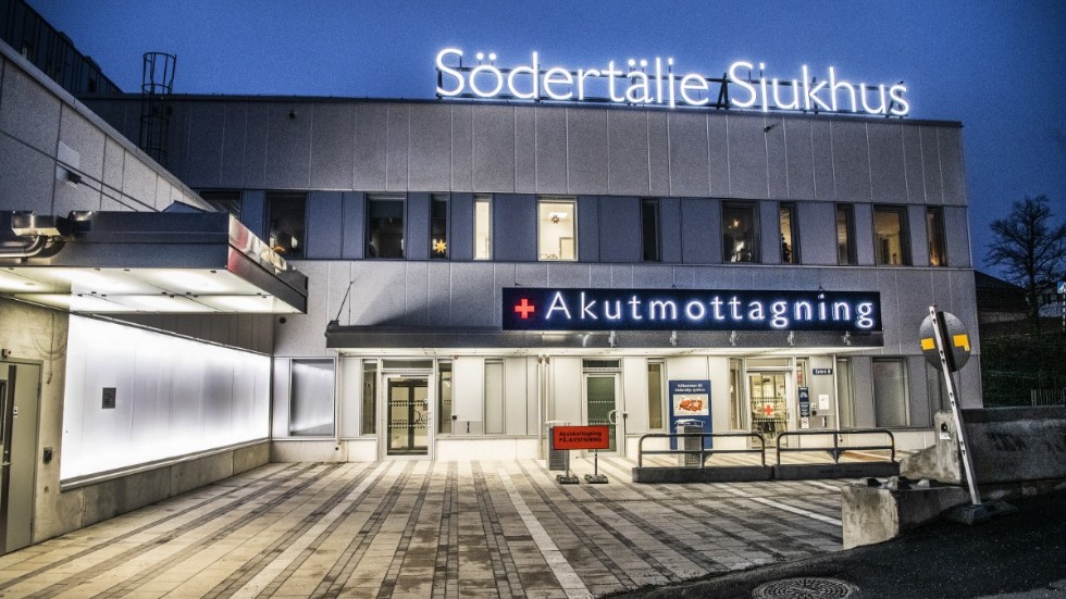 En knivskadad man har sökt sig till Södertälje sjukhus. Arkivbild.