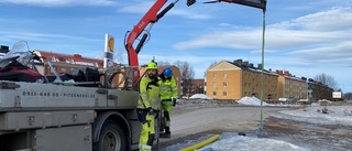 Bil i hög fart mejade ner stolpe